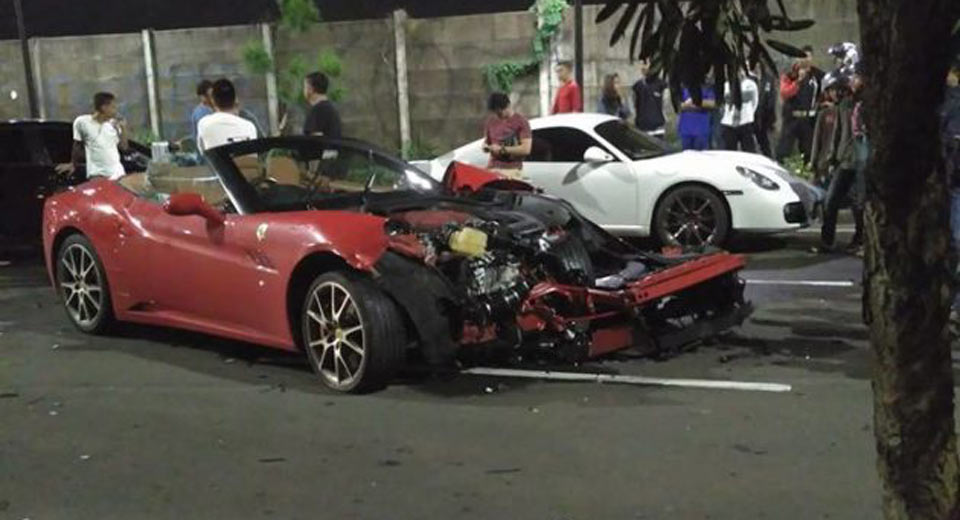 سائق يتورط بحادث يدمر “فيراري” كاليفورنيا الخاصة بصديقه في إندونيسيا Ferrari California