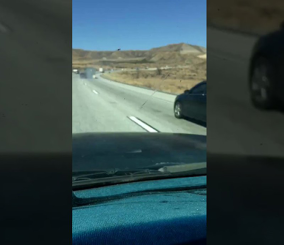 "فيديو" شاهد قيام سائق شاحنة بجر سيارة اصطدمت به مسافة طويلة 3