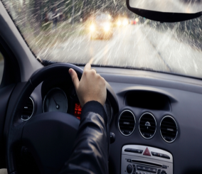 كيف تتعامل عندما تفاجئك أمطار غزيرة خلال قيادة السيارة؟ 1