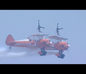 “فيديو” شاهد متهوران يقومان بحركات اكروباتية فوق طائرة
