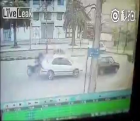 "فيديو" شاهد سائق دراجة نارية ينقلب بشكل مثير فوق أحد السيارات 3