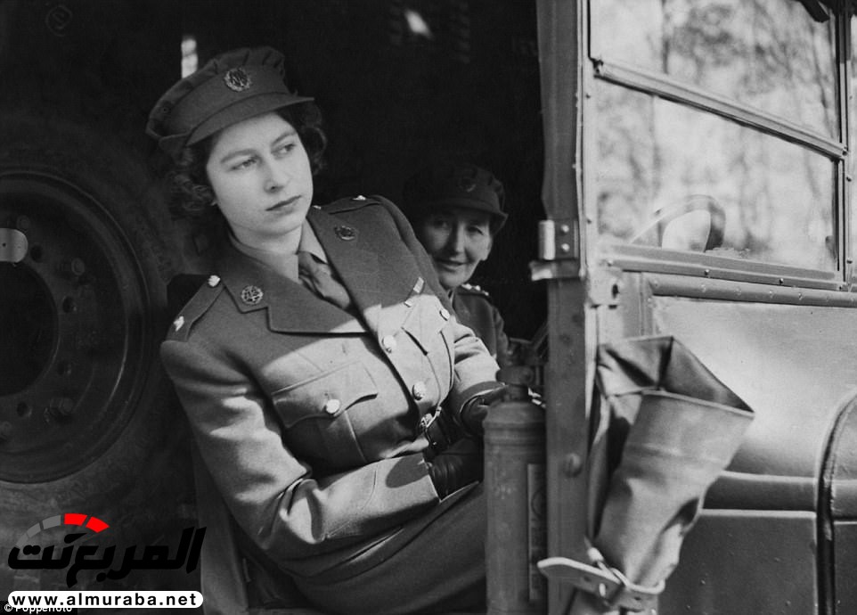 ملكة بريطانيا تقود جاكوار بنفسها وهي تبلغ من العمر 91 عامًا! 4