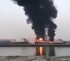 “فيديو” شاهد اندلاع حريق هائل في ناقلة مواد بترولية في ميناء الحمرية الإماراتي