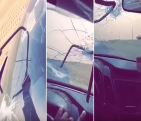“فيديو” شاهد مواطن ينجو من الموت بعد ارتطام قطعة سيخ حديدي في زجاج سيارته الأمامي