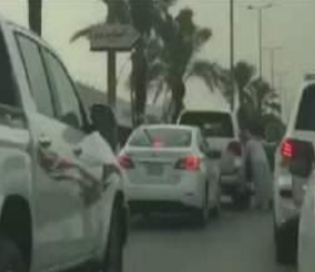 “فيديو” شاهد مقطع لفوضى عارمة بسبب تجار السيارات في معارض النسيم