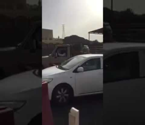 “فيديو” شاهد توثيق سيارات تعكس خط السير على طريق عام في نجران