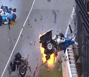 "فيديو" شاهد سيارة سباق تتحطم لنصفين وتحترق بحادث تصادم مرعب 3