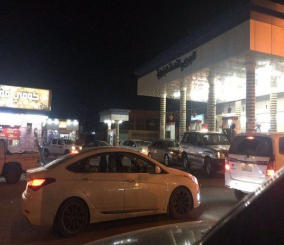 إرباك العديد من قادة السيارات بمنطقة جازان بسبب شح البنزين في المحطات البترولية 1