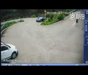 “فيديو” شاهد ردة فعل ذكية لقائد سيارة وجد أخرى تندفع نحوه عند إحدى المنعطفات