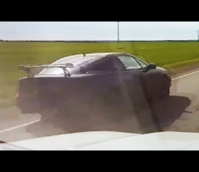 “فيديو” شاهد انقلاب مروع لسيارة بعد فقدان السائق لتوازنه