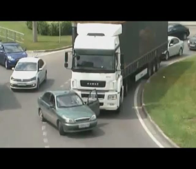 "فيديو" شاهد خطورة القيادة على مسافة قريبة جدا من شاحنة مرتفعة 1