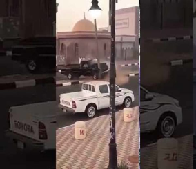“فيديو” شاهد تهور مفحط يؤدي إلى انقلاب مركبته على جانبها بعد اصطدامها بعامـود إنارة
