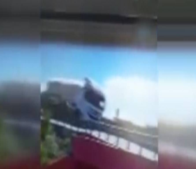 "فيديو" شاهد لحظة تدهور شاحنة وانقلابها من على جسر في تركيا 6