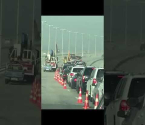 “فيديو” شاهد توقف وبطء حركة السيارات على جسر الملك فهد بسبب العواصف الرملية
