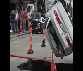 “فيديو” شاهد حفرة تبتلع سيارة في مدينة سانت لويس الأمريكية