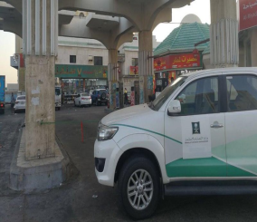 وزارة التجارة تغلق محطة بجدة تخلط الوقود ببودرة حمراء