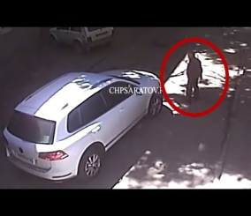 “فيديو” شاهد متهور كاد أن يُسحق تحت عجلات سيارة في روسيا