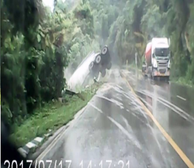 “فيديو” شاهد لحظة تدهور شاحنة كبيرة على طريق مبللة