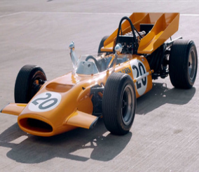 “فيديو” شاهد ديريك بيل سائق السباقات الشهير يقود سيارته مكلارين F1  بعد 48 سنة