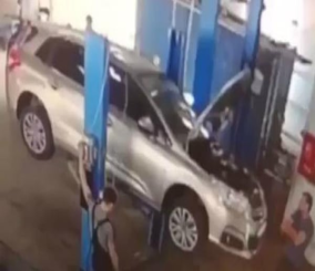 "فيديو" شاهد حادثة مروعة لعامل رفع سيارة لفحصها ! 3
