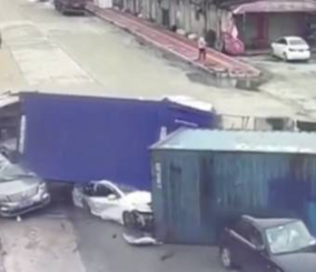 "فيديو" شاهد لحظة اصطدام وانقلاب شاحنة فوق سيارات في دونغقوان جنوب شرق الصين 3