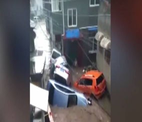 “فيديو” شاهد سيارات تجرفها  السيول في شمال الصين