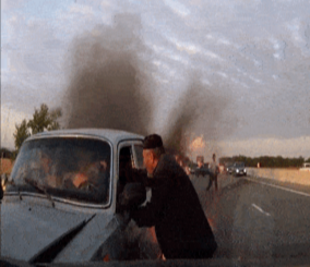 "فيديو" شاهد إنقاذ جريئ لركاب داخل سيارة اشتعلت بها النيران 3