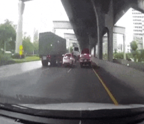 “فيديو” شاهد تصرف غريب لسائق شاحنة كاد يتسبب في كارثة