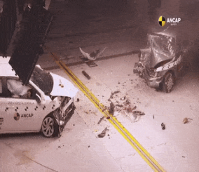 "فيديو" شاهد ماذا يحدث عندما تتعرض سيارة بدون وسائد هوائية لحادث 3