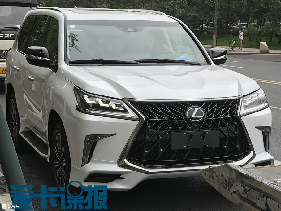 لكزس LX 570 2018 الإصدار الرياضي TRD يدشن نفسه في أحد معارض سيارات الصين 1