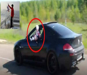 “فيديو” شاهد أب يضع ابنه خارج نافذةِ سيارته بينما يقود هو بيدٍ واحدة