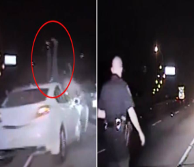 “فيديو” شاهد حادث سيرٍ مرعب لشرطي تعرّض له بعدما أوقف سيارةً على جانب الطريق لمخالفتها