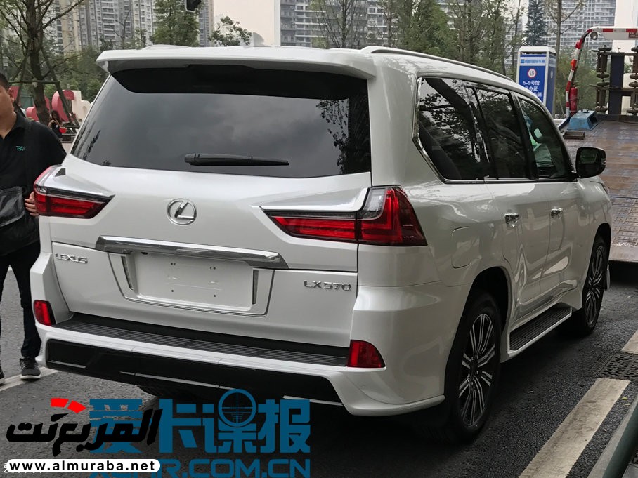 لكزس LX 570 2018 الإصدار الرياضي TRD يدشن نفسه في أحد معارض سيارات الصين 24