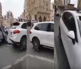 “فيديو” شاهد موظف يسجل مخالفتين على سيارة تقف بشكل نظامي بجدة