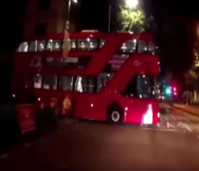 “فيديو” شاهد  ظهور حافلة بطابقين في أحد شوارع لندن المكتظة بالسيارات