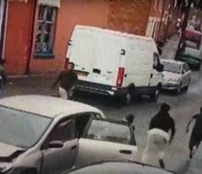 “فيديو” شاهد لحظة اصطدام سيارة هوندا بأودي من الخلف والغريب خروج 9 أشخاص  من هوندا سيفيك