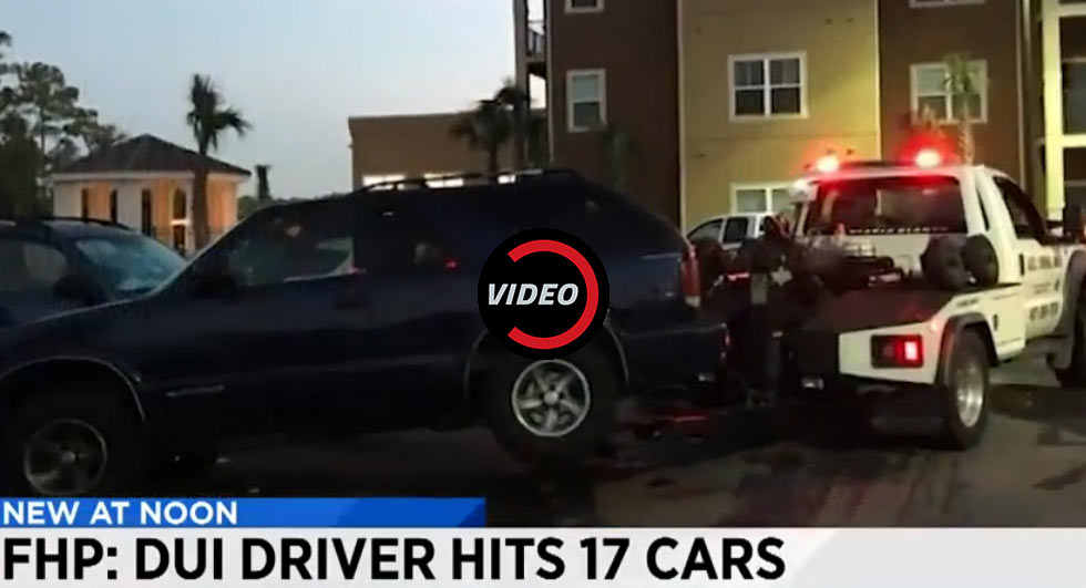 سائق يصطدم بـ 17 سيارة أثناء محاولته ركن سيارته