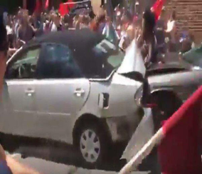 “فيديو” شاهد لحظة دهس سيارة لعدد من المتظاهرين