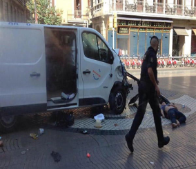“فيديو” شاهد حادث دهس شاحنة وسط مدينة برشلونة يصيب العشرات