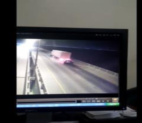 “فيديو” شاهد لحظة وقوع حادث اصطدام مروع لسيارة مسرعة بشاحنة أعلى جسر الملك فهد
