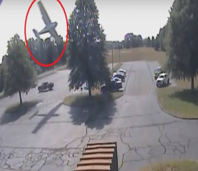 “فيديو” شاهد لحظة سقوط طائرة بعد اصطدامها بشجرة