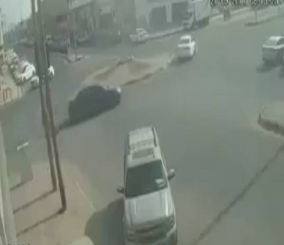 “فيديو” شاهد حادث مروع لسيارة مسرعة في أحد التقاطعات