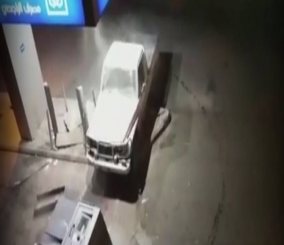 “فيديو” شاهد لحظة سرقة لصوص لصراف في محافظة طريب بعسير باستخدام سيارة