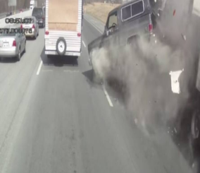 “فيديو” شاهد سائق شاحنة  يفقد السيطرة ويصدم عدة سيارات من بينها  شفروليه بليزر