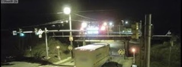 "فيديو" شاهد ماذا حصل لسائق سيارة شاحنة صغيرة أثناء محاولته كسر إشارة المرور عمدًا 1