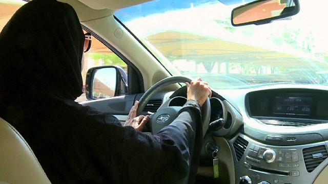“المرور” يكشف عن 3 خيارات سيتم اتخاذها عند ضبط امرأة تقود سيارة قبل الفترة المقررة