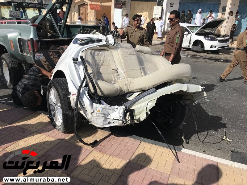 "بالصور" انشطار سيارة إلى نصفين ونجاة سائقها داخل محافظة رفحاء 4