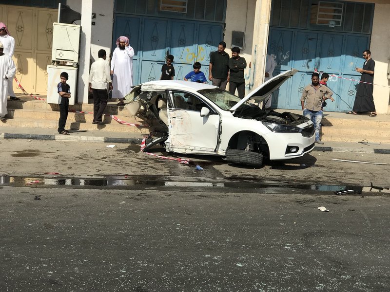 "بالصور" انشطار سيارة إلى نصفين ونجاة سائقها داخل محافظة رفحاء 1
