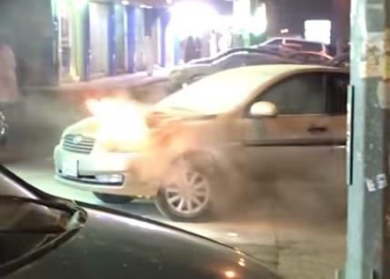 “فيديو” شاهد نشوب حريق في سيارة “أكسنت” متوقفة أمام أحد المحلات  في العاصمة الرياض
