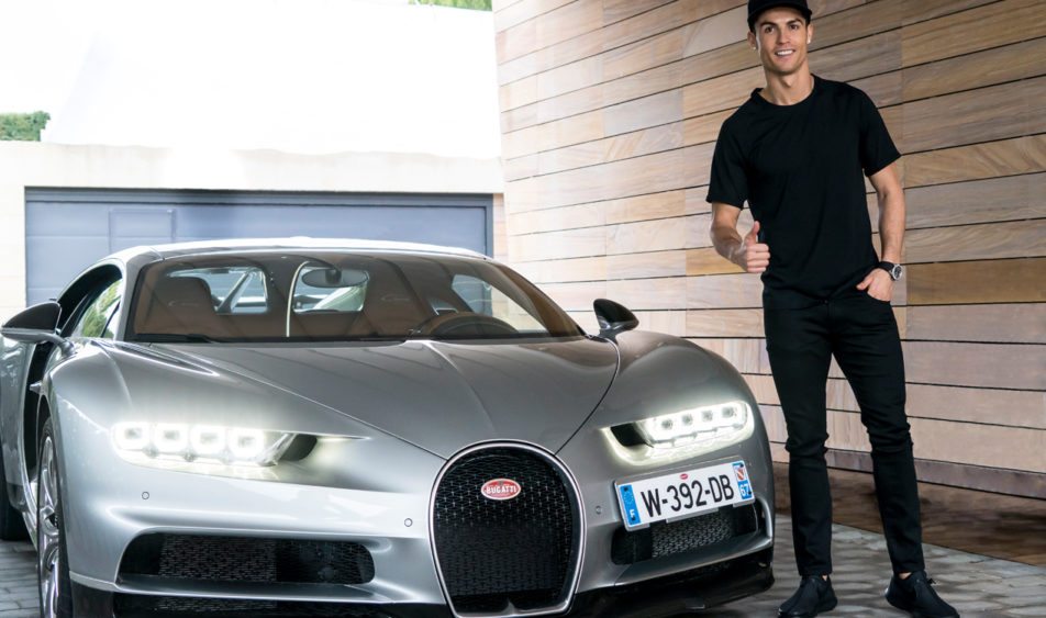 كريستيانو رونالدو يستعرض سيارته الجديدة بوجاتي شيرون “فيديو”